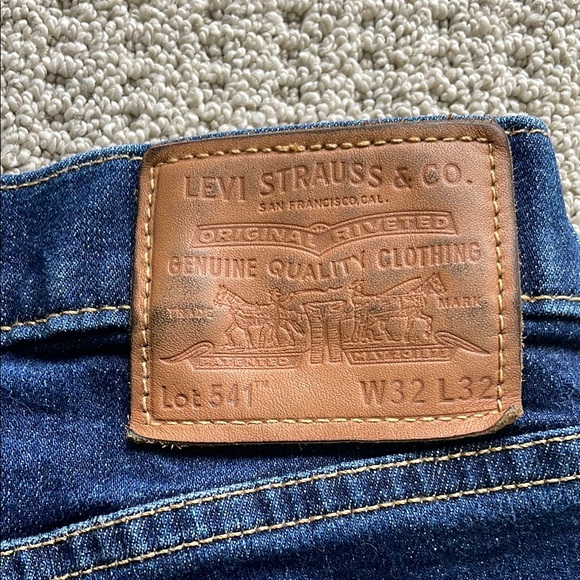 Levi's Premium 541 men’s jean. Athletic taper size 32x32. Lightly worn. - Picture 2 of 4
